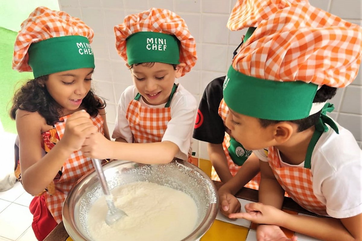 São João: alunos de escola de Salvador preparam bolo de milho em Cozinha Experimental!