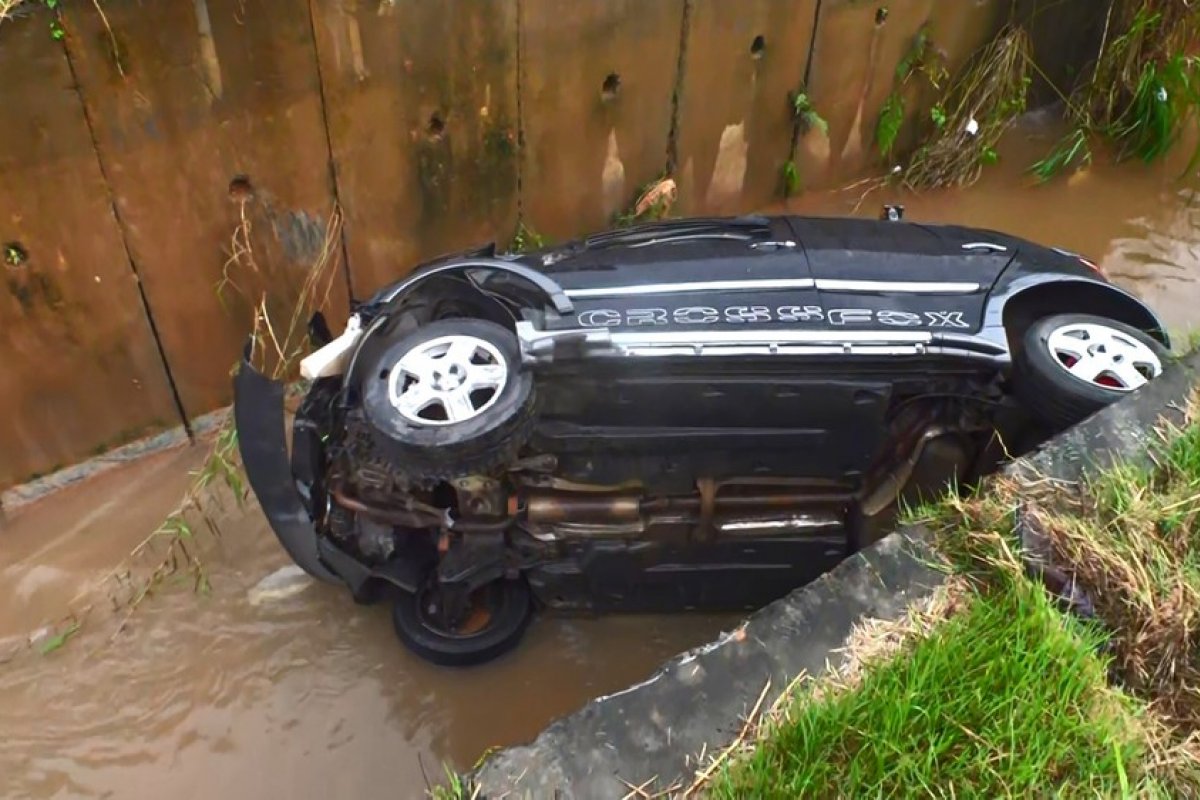Motorista morre após bater carro em poste e cair em córrego de Salvador