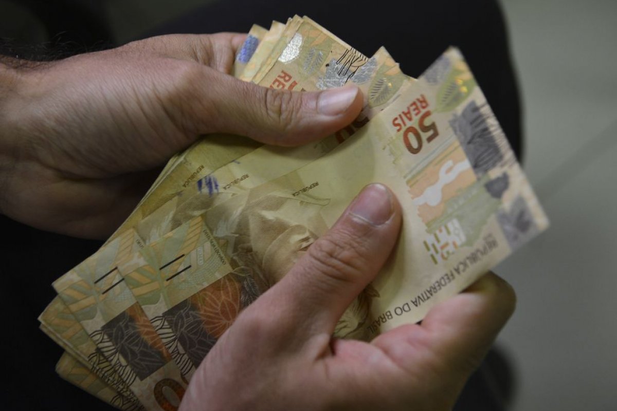 Estudo aponta que situação financeira impacta diretamente na vida amorosa