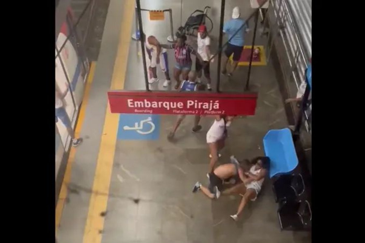 Vídeo: briga entre torcedores do Bahia causa tumulto em estação de metrô de Salvador 