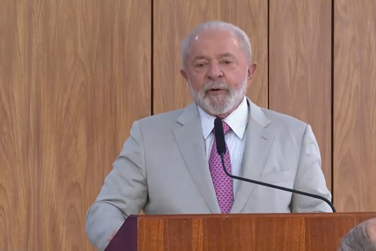Presidente Lula brinca com criação do "Ministério do Namoro" 