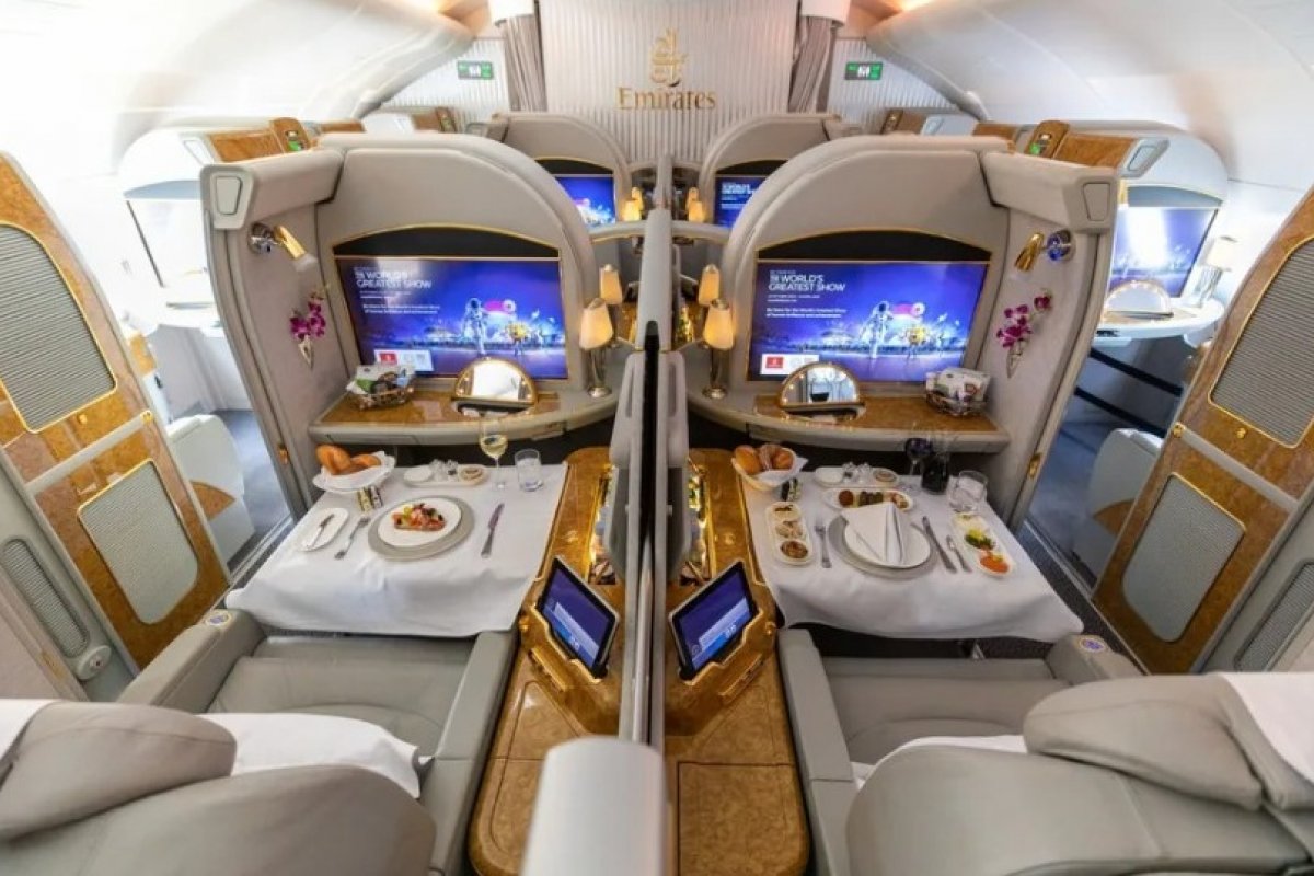 Empresas aéreas investem na primeira classe e passam a oferecer suítes, sofá e até chuveiro em cabine 