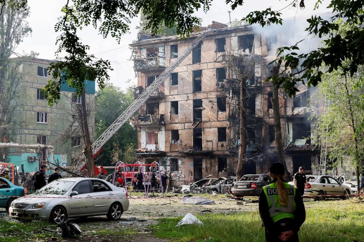 Conflito entre Rússia e Ucrânia intensifica-se com ataques de mísseis em área residencial de Kryvyi Rih