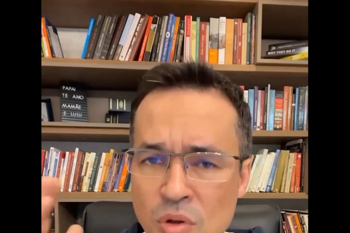 Vídeo: Deltan chama de "presente de Deus" transferências via pix de apoiadores 