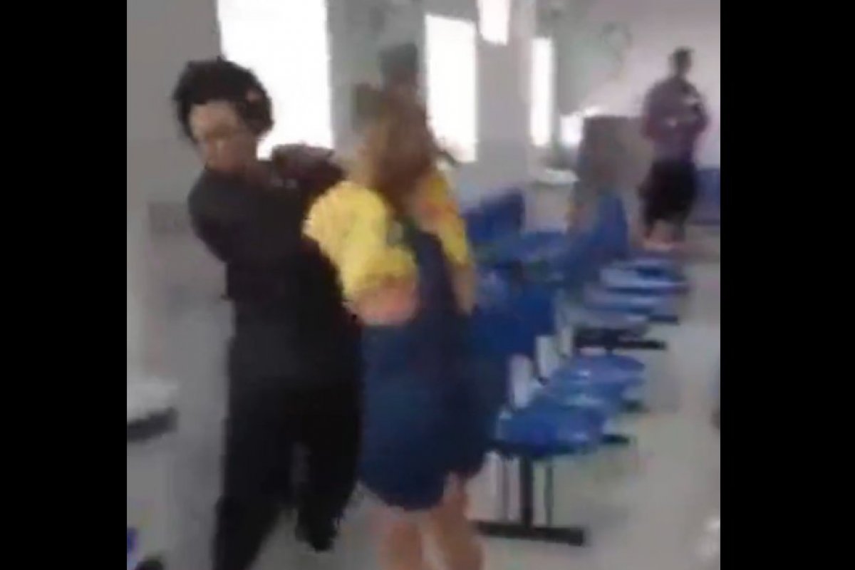 Vídeo: Mulher é detida após agredir e proferir insultos racistas a funcionários de UPA no Rio: "Pega a banana, macaco"