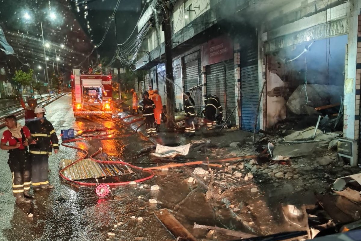 Loja de autopeças na Av. Suburbana fica destruída após incêndio 