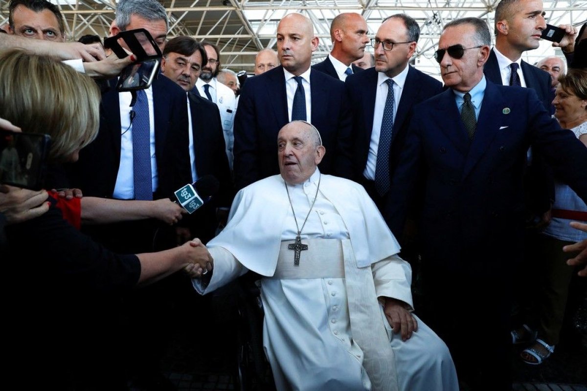 Papa Francisco recebe alta após cirurgia no intestino e visita hospital em Roma
