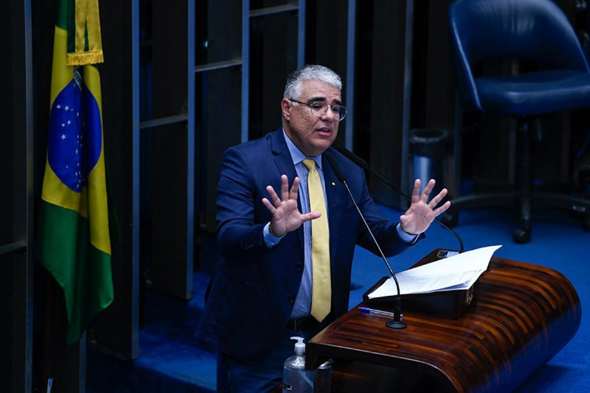 Brasil vive escalada autoritária que ameaça a democracia, diz senador Eduardo Girão 