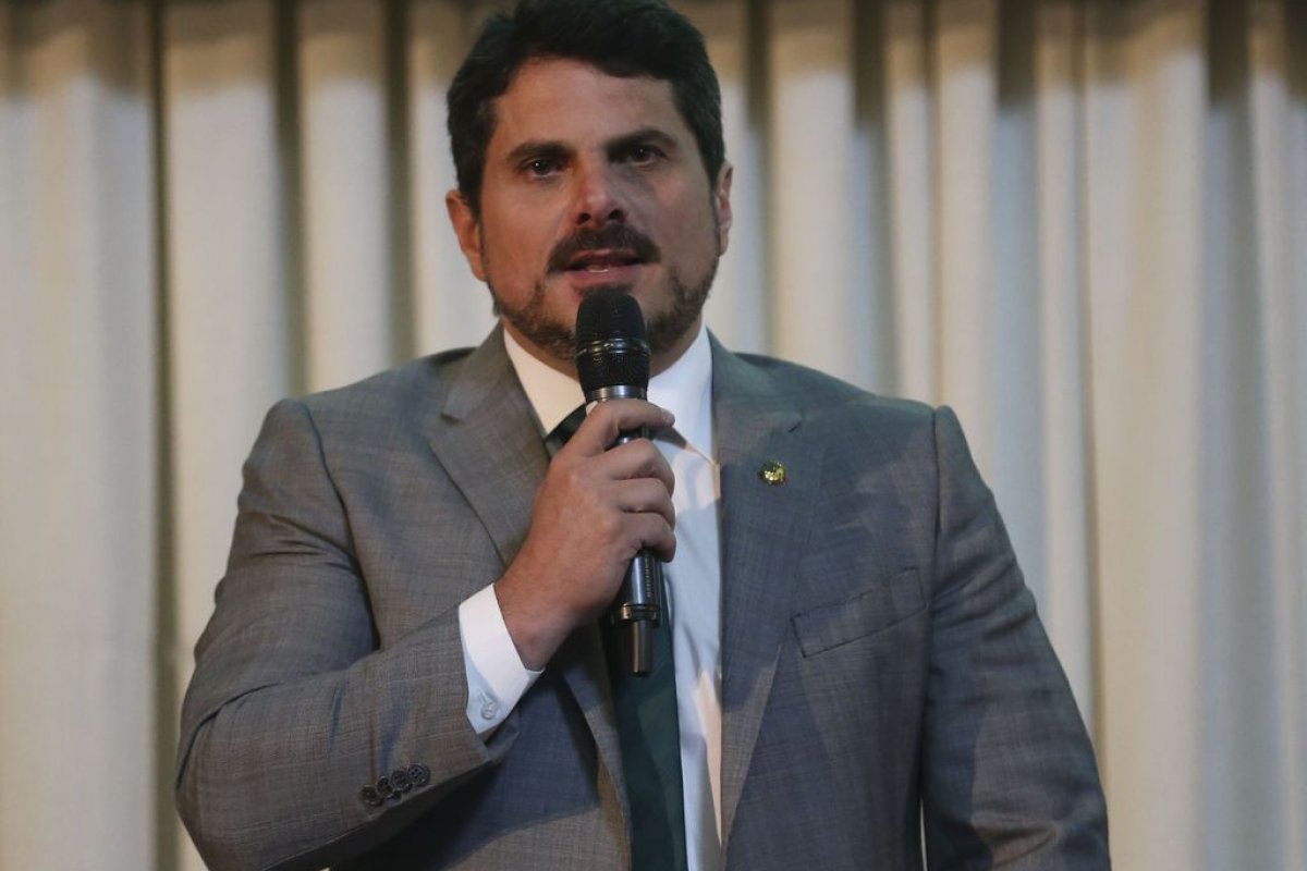 Polícia Federal apreende armas durante busca e apreensão nos endereços do senador Marcos do Val