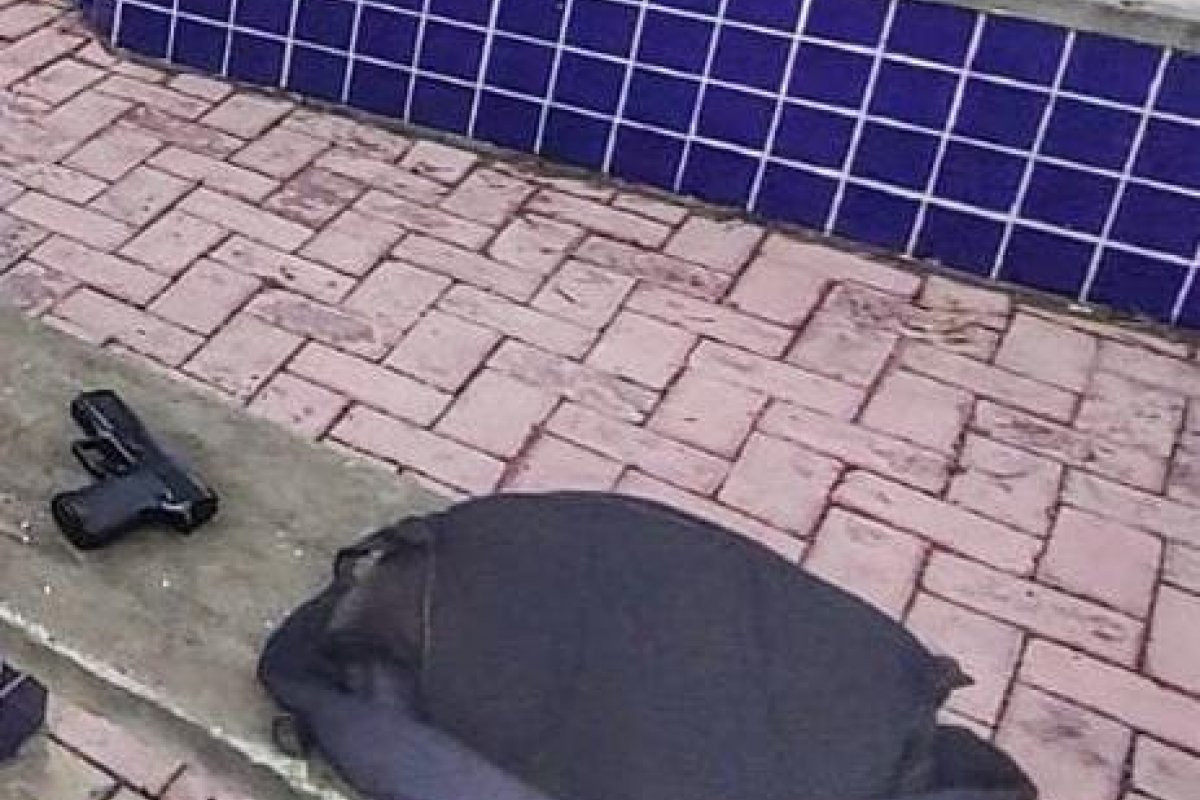 PM apreende trio com simulacro de pistola em Feira de Santana 