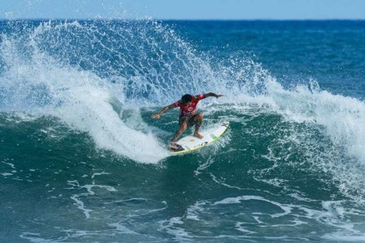 Brasileiro Filipe Toledo é campeão na etapa do Circuito Mundial de Surfe