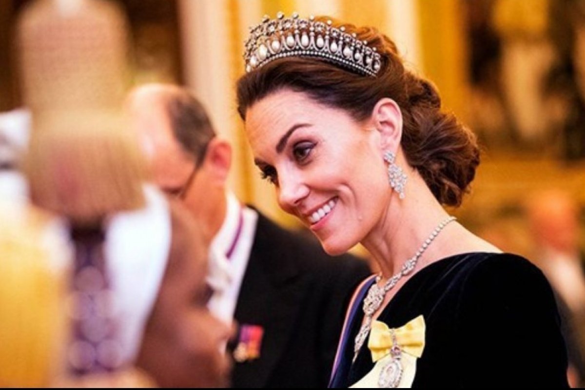 Kate Middleton surge com tiara de Lady Di