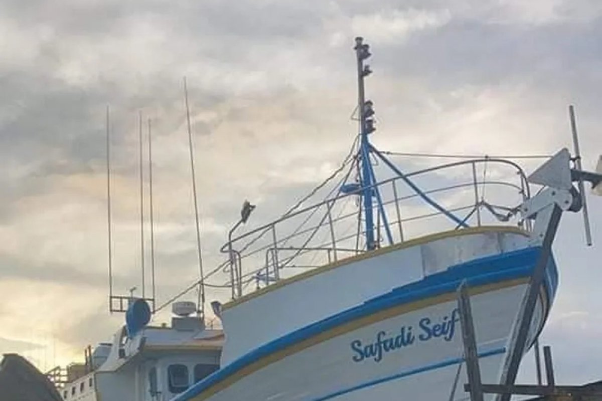 Marinha confirma resgate de cinco tripulantes de barco que naufragou em SC 