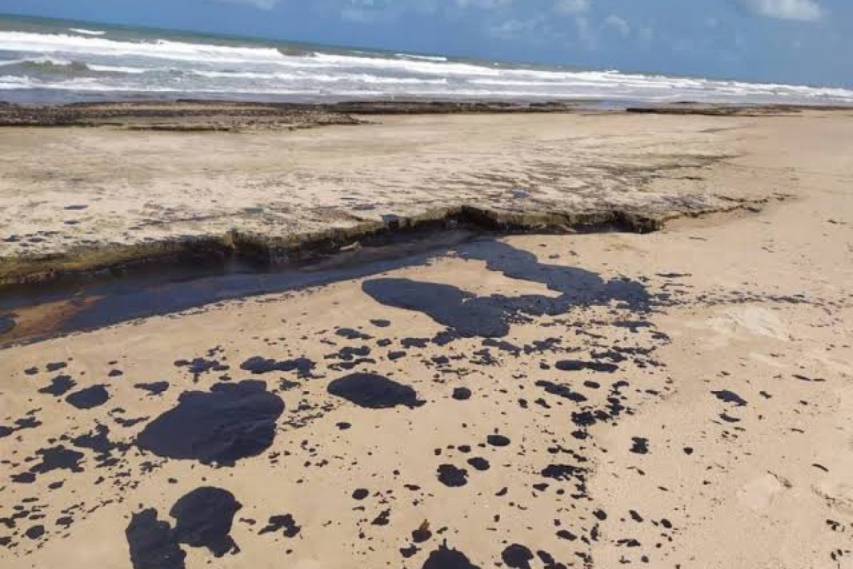 Governo Federal reconhece situação de emergência em quinze cidades da BA atingidas por manchas de óleo 