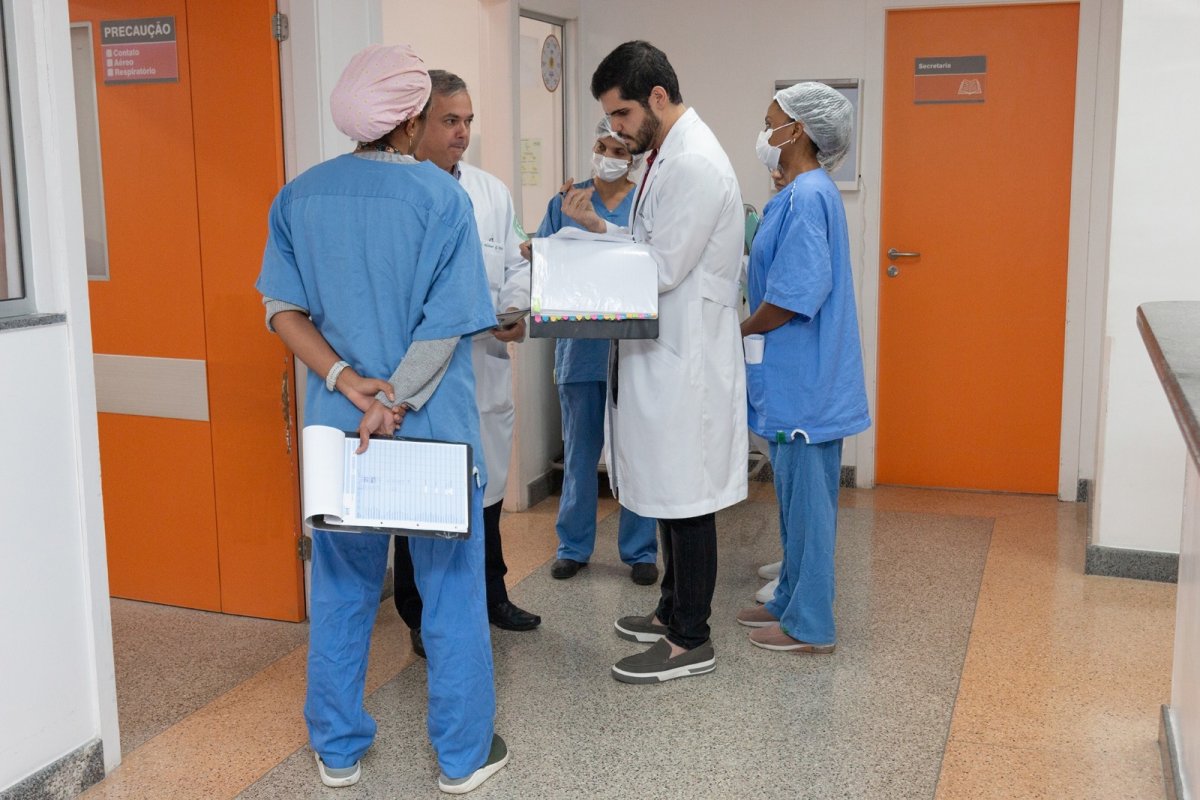 Bahia: governo autoriza progressão na carreira de 50 médicos estatutários