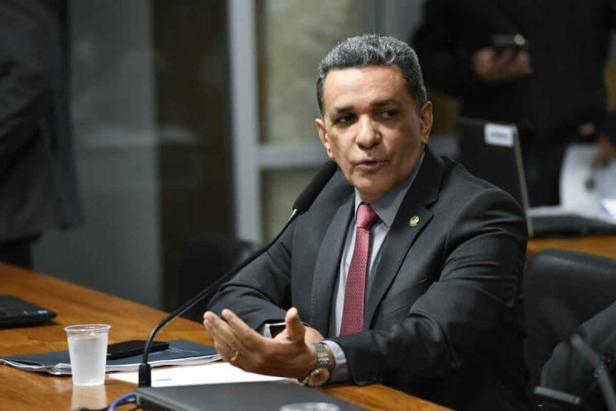 Vídeo: ‘Precisamos ouvir pessoas que viajam o mundo às custas das ONGs’, diz senador 