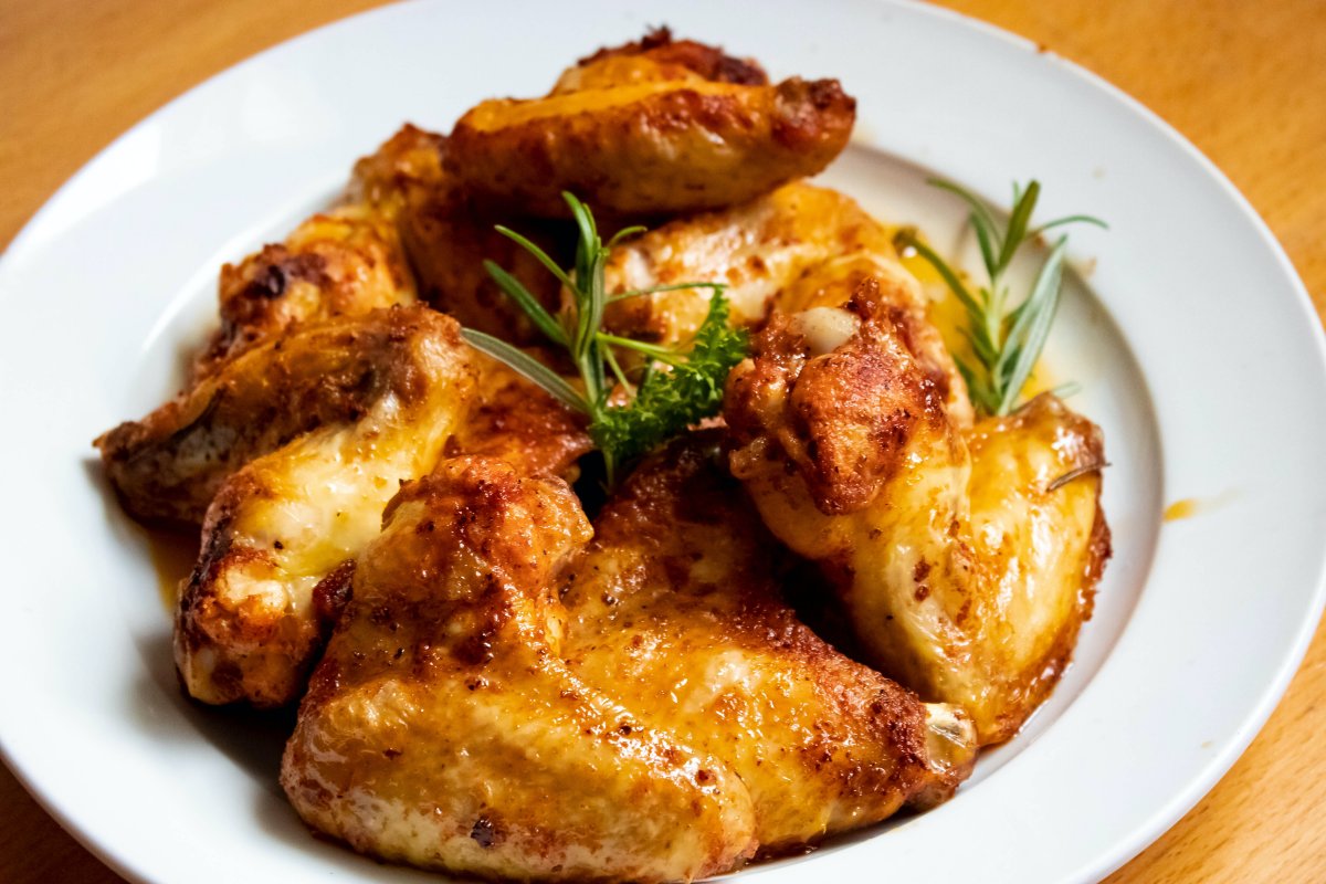 Estados Unidos aprovam venda de carne de frango cultivada em laboratório