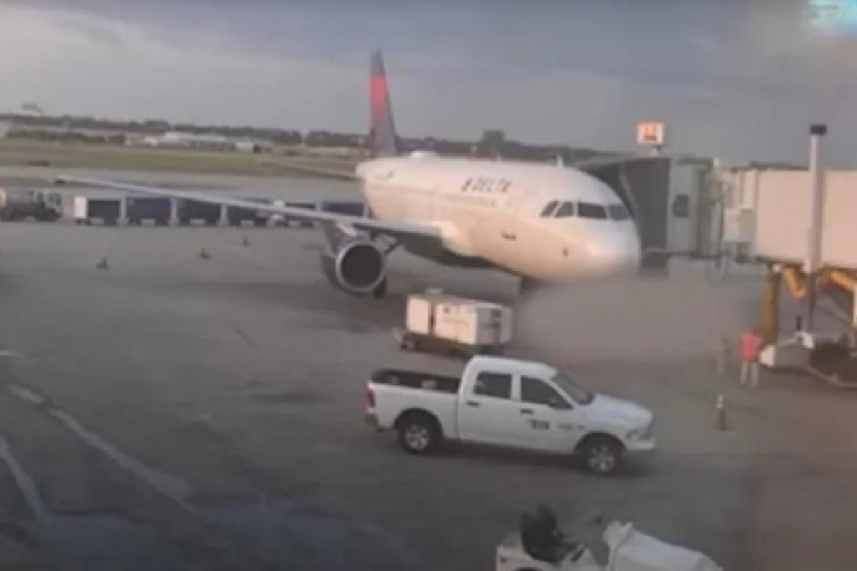 Homem morre depois de ser sugado por motor de avião nos EUA