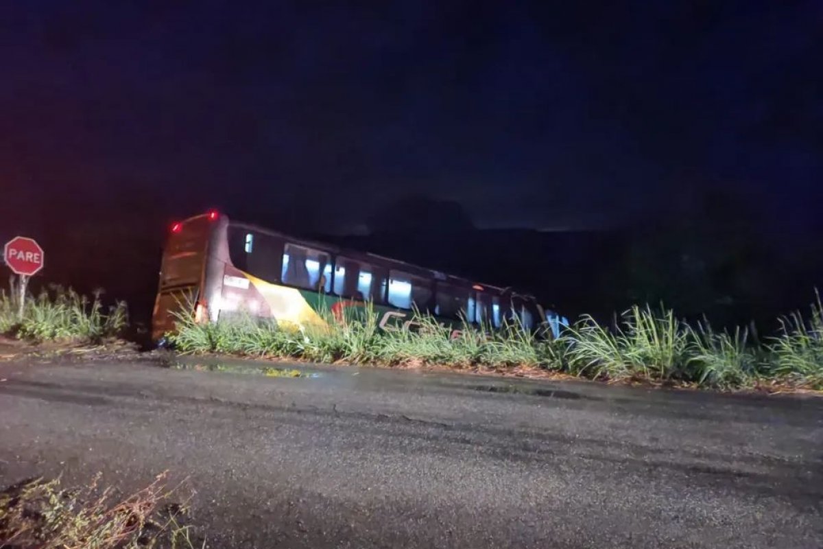 Cantora de piseiro Brisa Star e a banda sofrem acidente de ônibus em Ipaumirim, Ceará