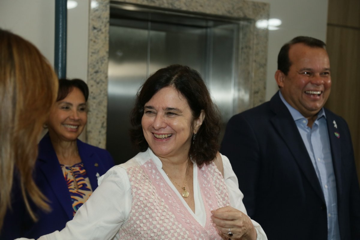 "Podem existir desejos e pressões, mas eu estou muito segura", diz Nísia Trindade sobre mudança na Saúde 