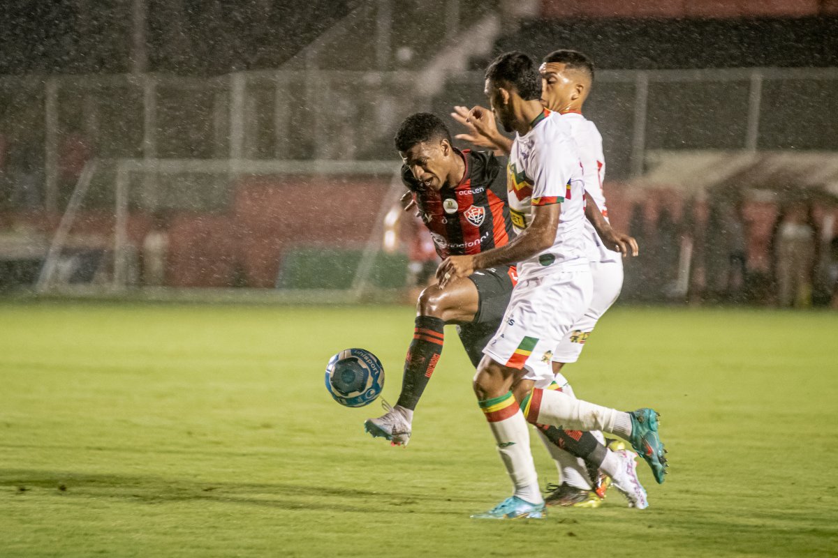 De virada, Vitória bate Sampaio no Barradão e espanta má fase