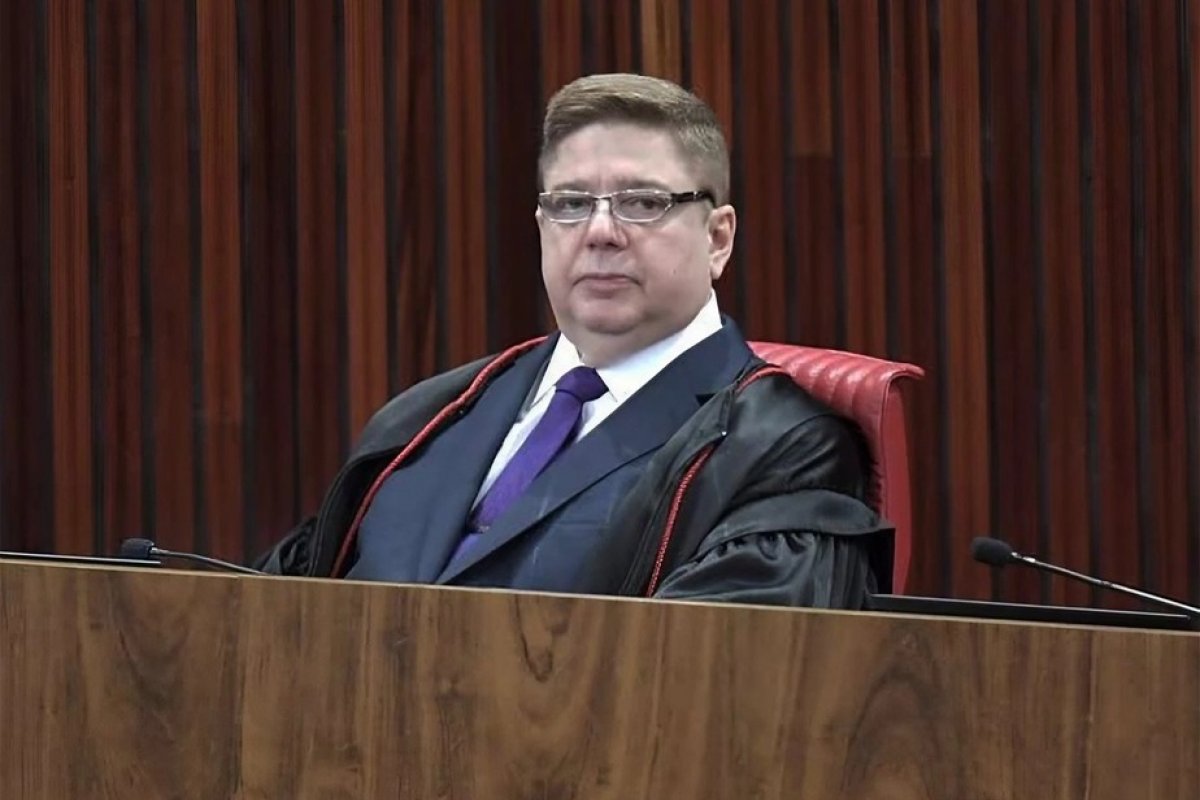 Ministro Raul Araújo, do TSE, vota contra ação que pode tornar Bolsonaro inelegível