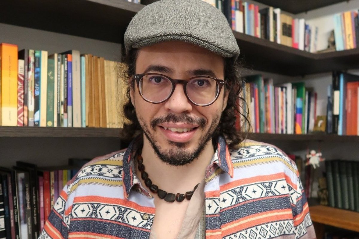 Escritor questiona o lugar da poesia na sociedade em novo livro! 