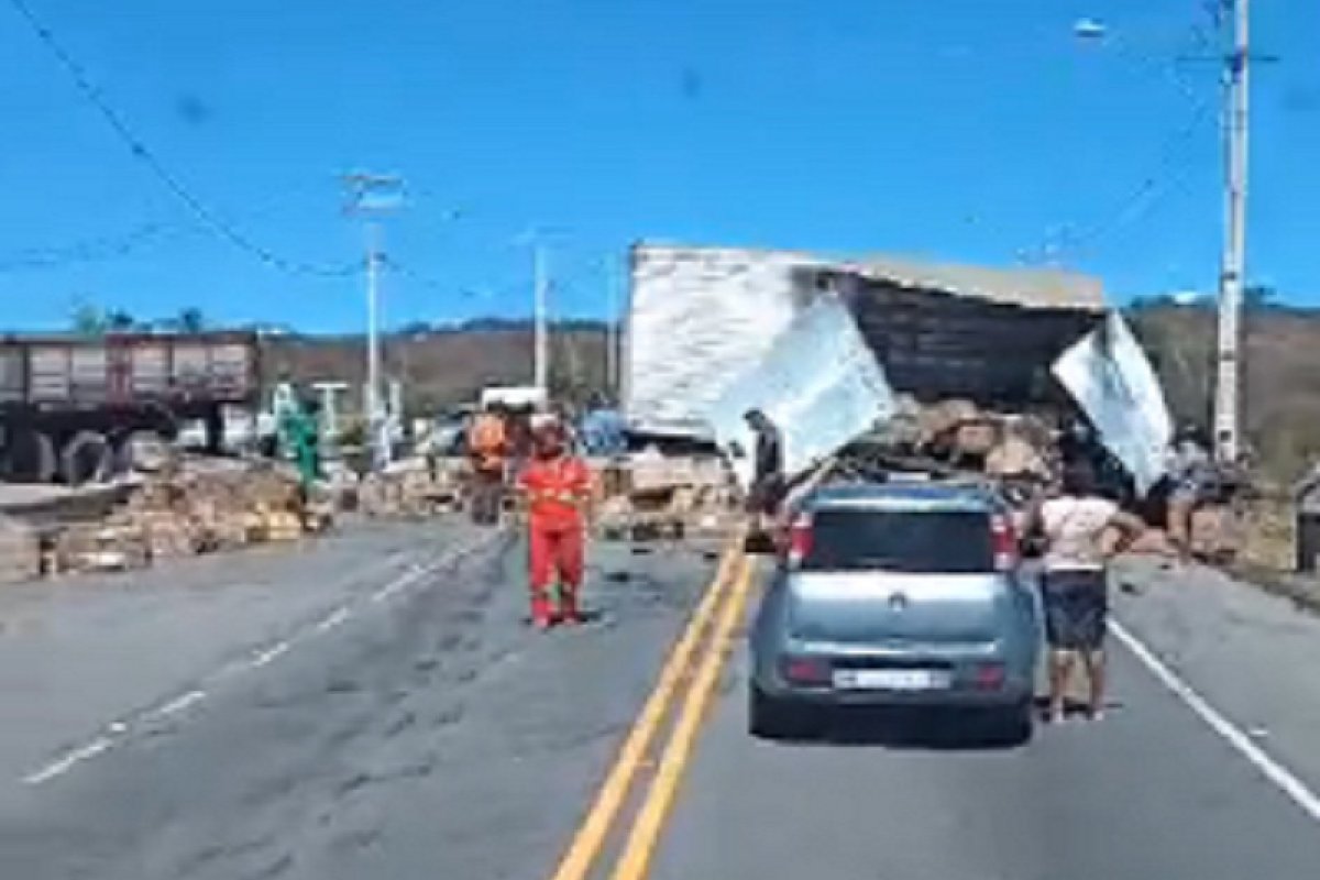 Motorista de caminhão-baú morre após batida com carreta bitrem no sudoeste da Bahia 