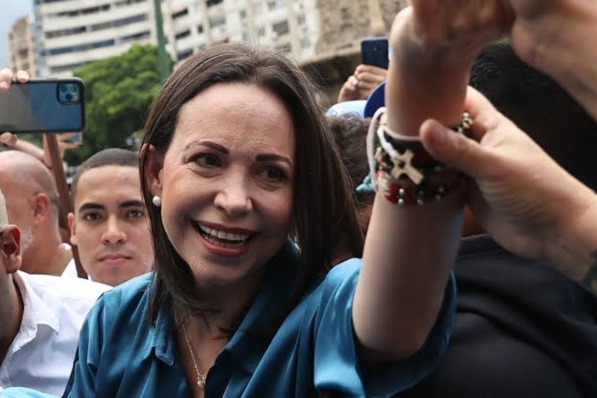 Maria Corina Machado, favorita da oposição, é impedida de ocupar cargos públicos na Venezuela por 15 anos   