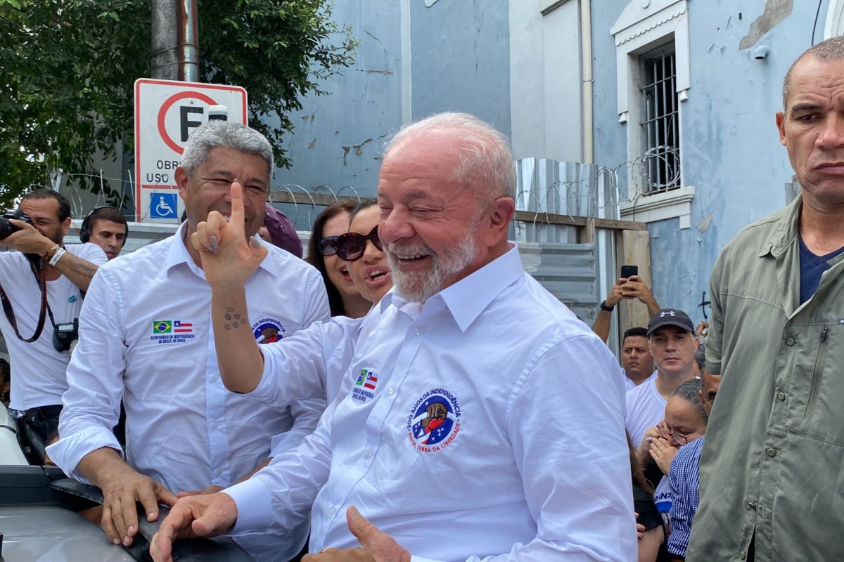 Vídeo: Lula tomba na saída do Pavilhão 2 de Julho e é amparado por Jerônimo