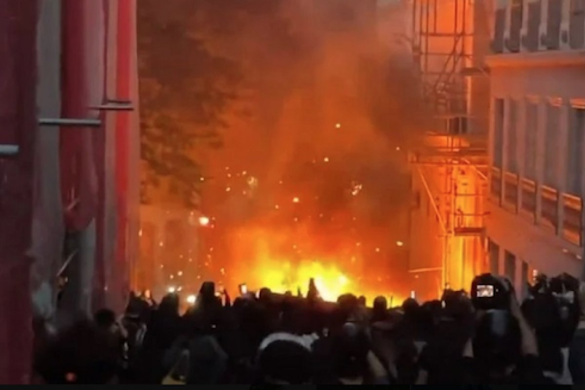 Protestos na França deixa um bombeiro morto e mais de 150 pessoas presas