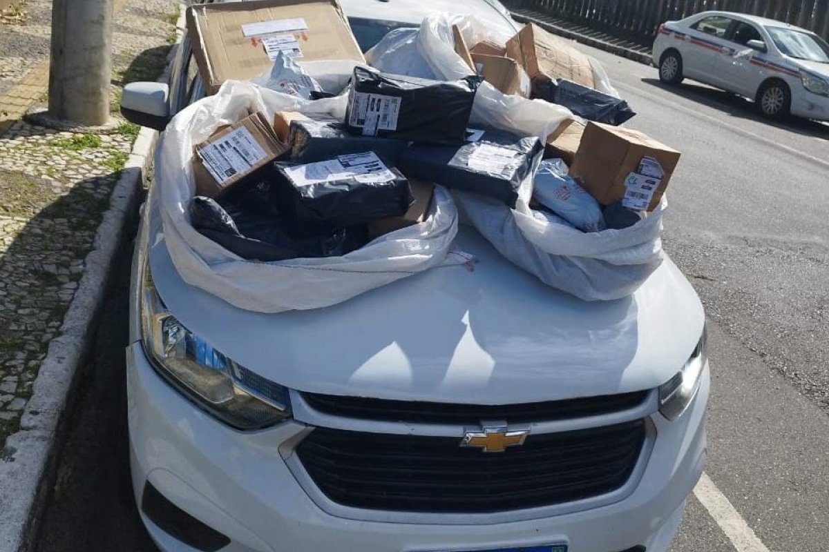 Polícia recupera 60 pacotes de mercadoria roubada e prende dois suspeitos