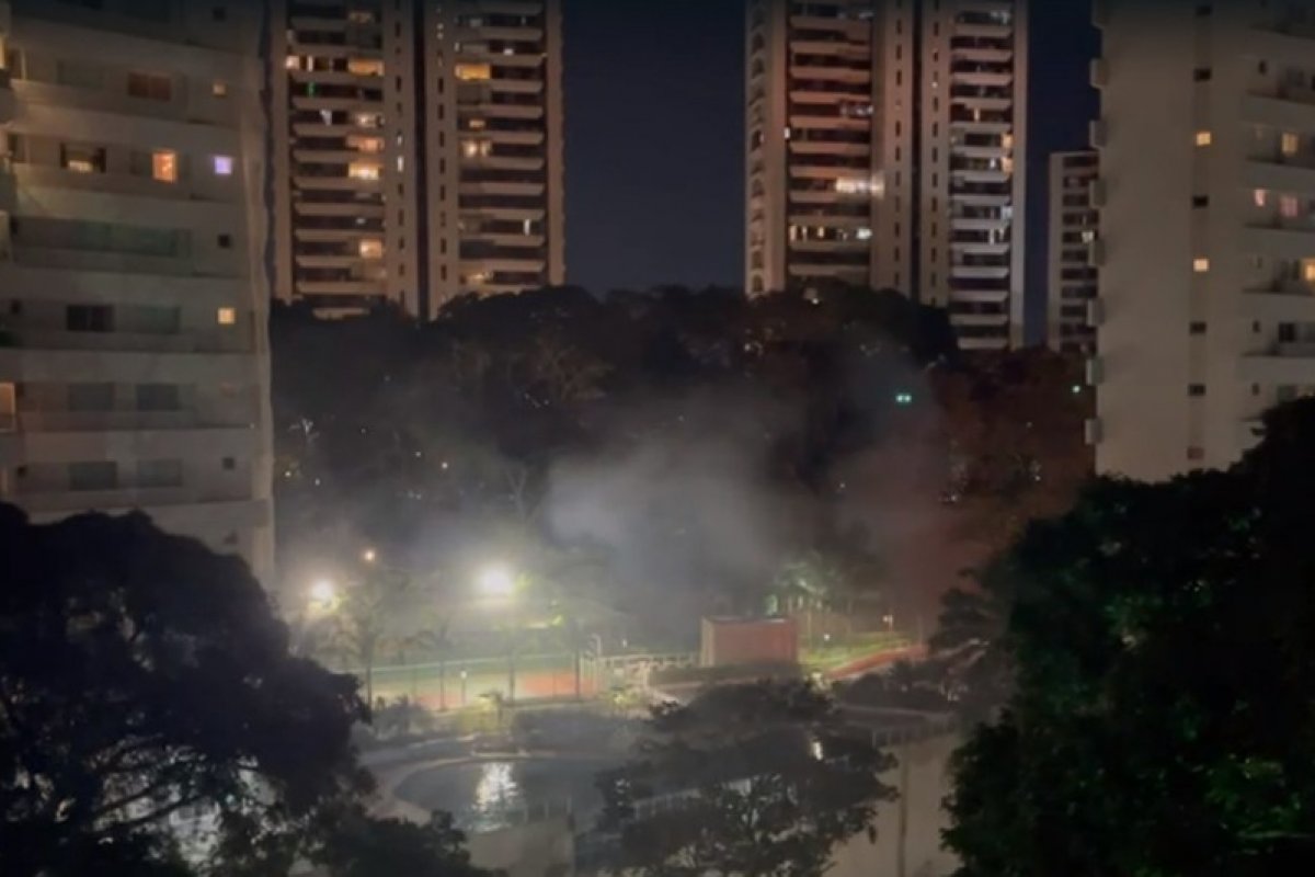 Carro pega fogo dentro de prédio no Horto Florestal 