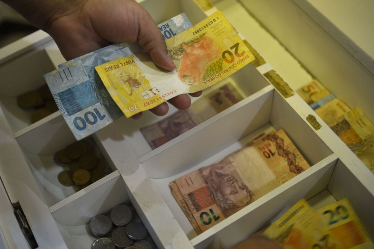 Taxa básica dos juros em 13,75% podem custar até R$ 182 bilhões a mais por ano 