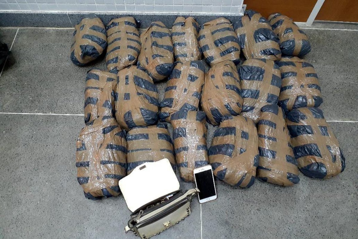 Mulher foge de blitz, mas é alcançada e presa na Bahia com 25 kg de maconha