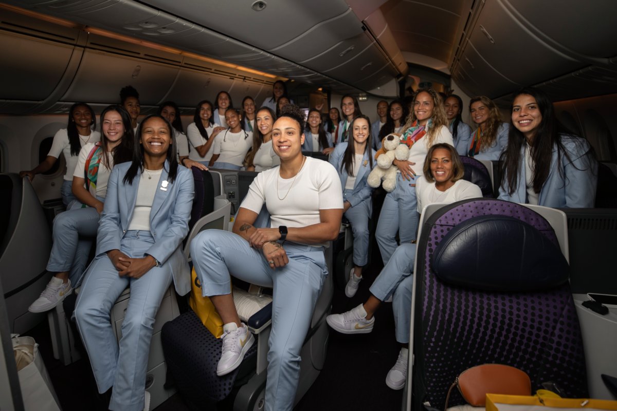 Seleção feminina de futebol desembarca na Austrália com alfaiataria oficial!