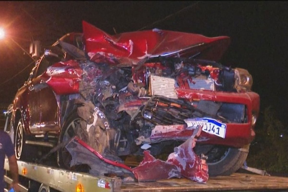 Acidente na BA-963 deixa carro destruído após colisão com carreta