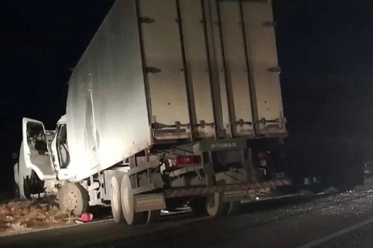 Batida entre caminhões deixa duas pessoas mortas e uma gravemente ferida no sudoeste da Bahia 