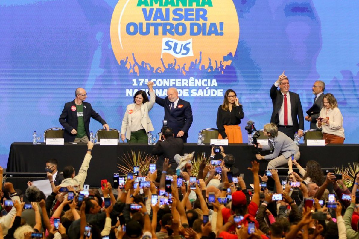 Lula anuncia pagamento retroativo do piso nacional da enfermagem durante conferência de saúde