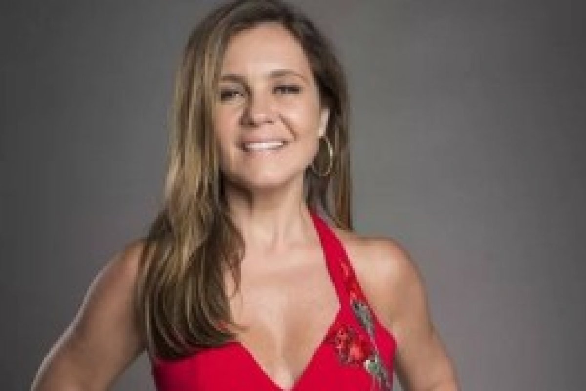 Adriana Esteves, a aniversariante do dia, chega aos 50 anos lindíssima 