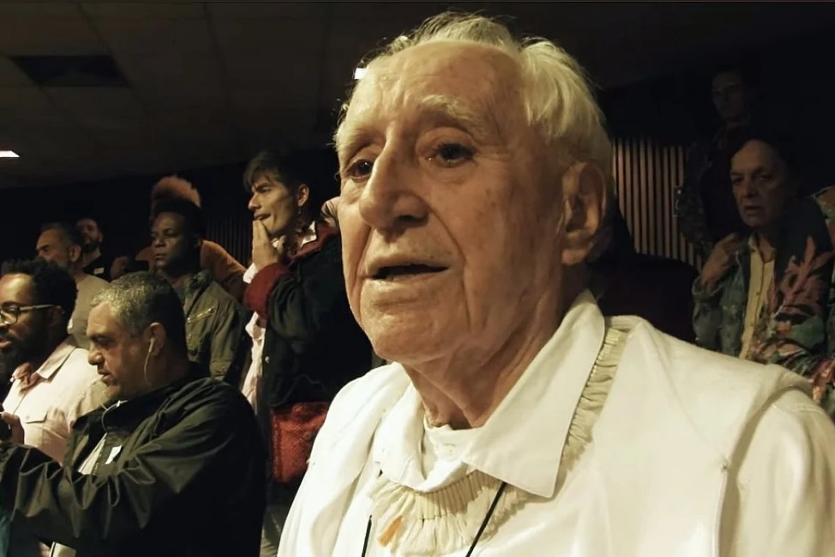Políticos e artistas lamentam a morte de Zé Celso