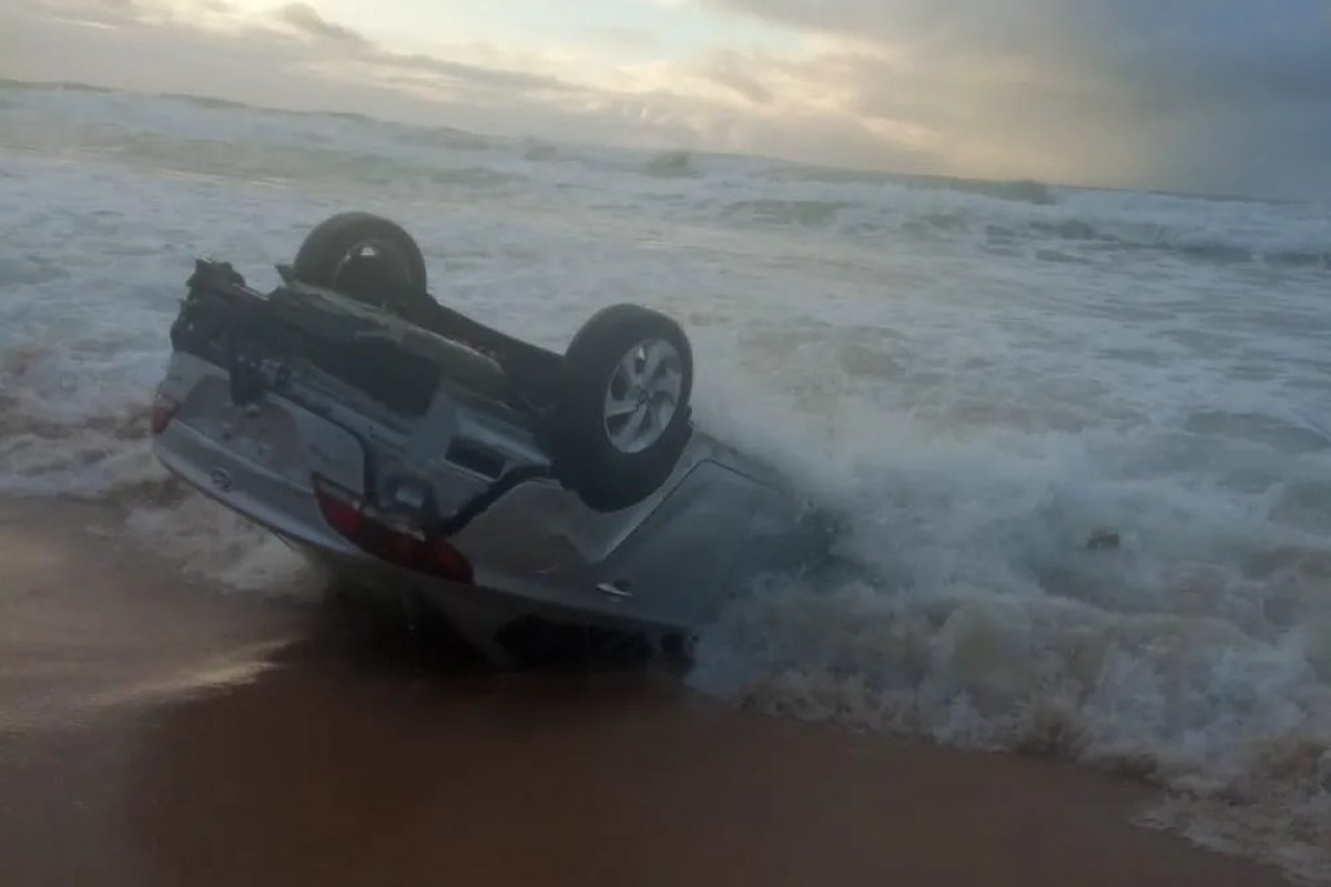 Carro é encontrado capotado na praia de Ipitanga, em  Lauro de Freitas 