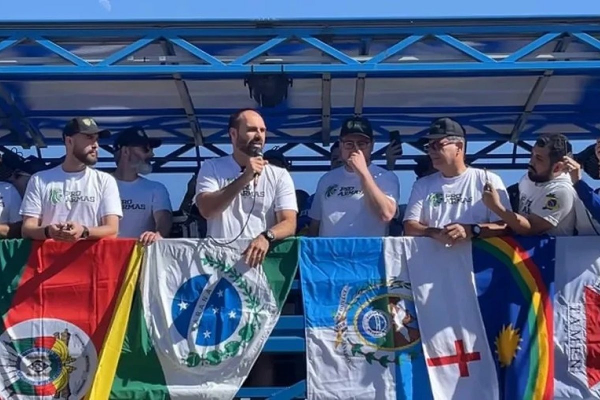 Vídeo: Eduardo Bolsonaro compara professor doutrinador a traficante de drogas em Brasília