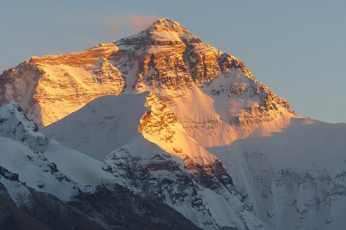 Helicóptero com turistas cai nas proximidades do Monte Everest e mata seis pessoas 