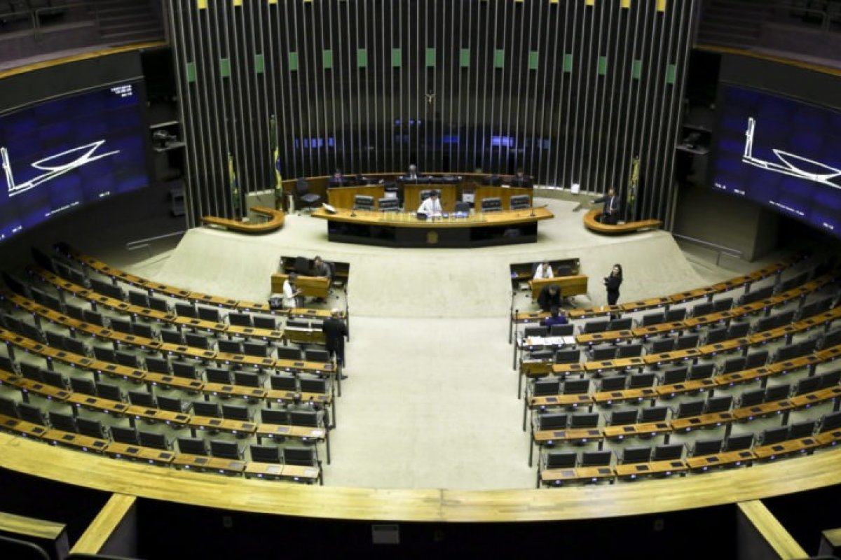 Deputados gastam dinheiro público com doadores de campanha, diz portal 