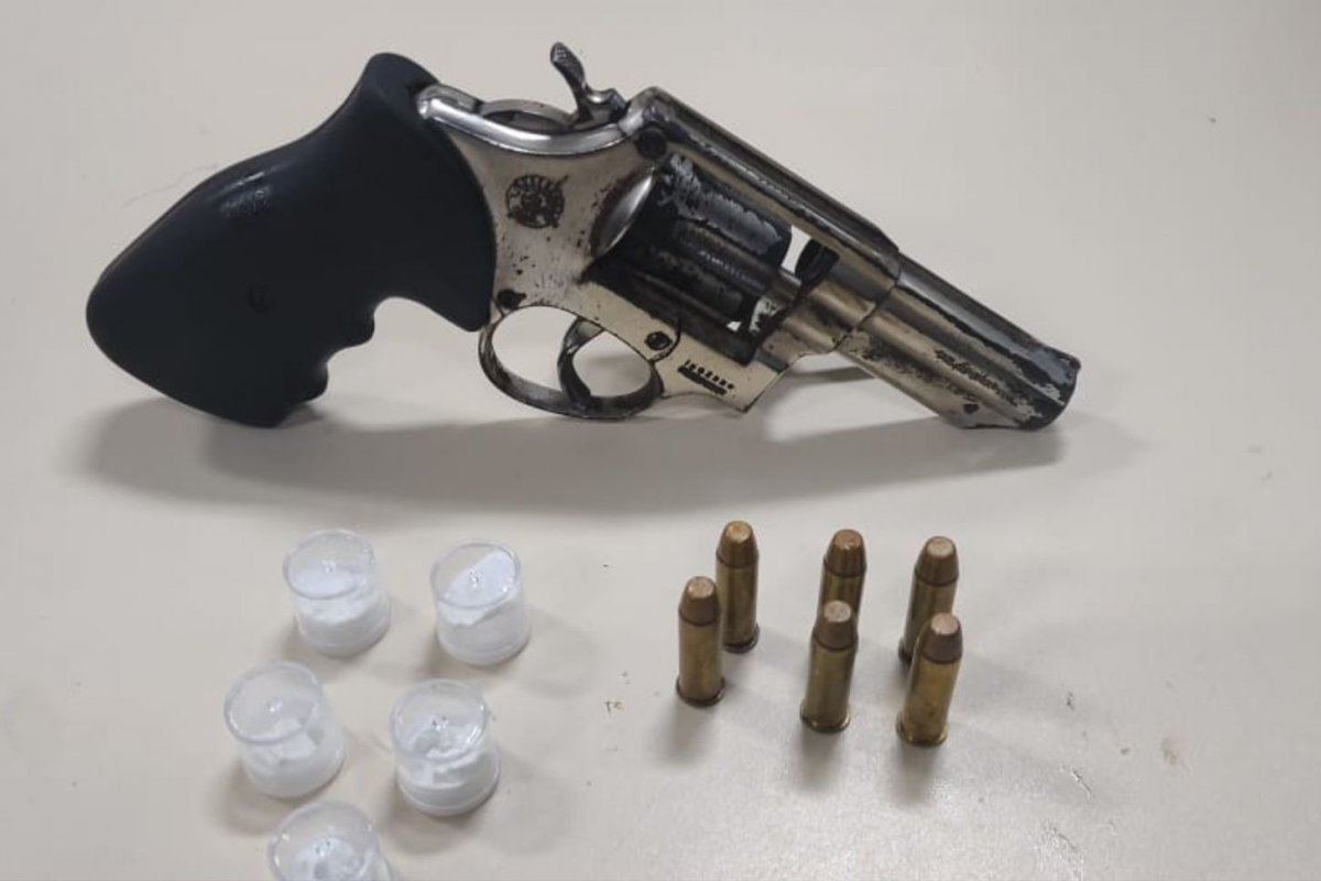 Homem com revólver e cocaína é preso em Feira de Santana