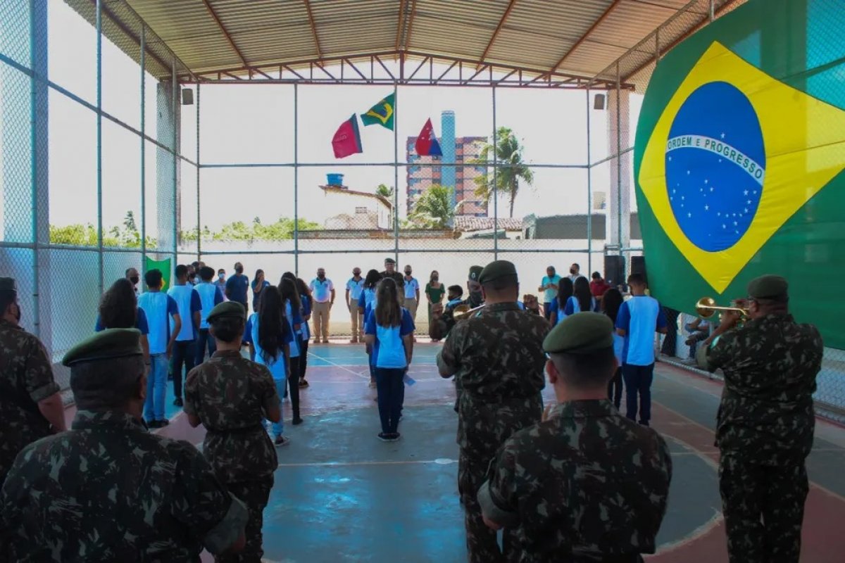 MEC encerra escolas cívico-militares e ordena desmobilização das Forças Armadas