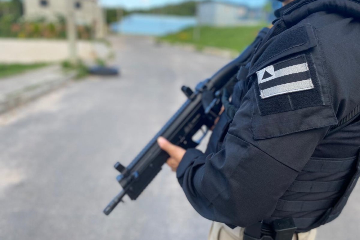 Suspeito de três homicídios é recapturado com arma e drogas, em Salvador