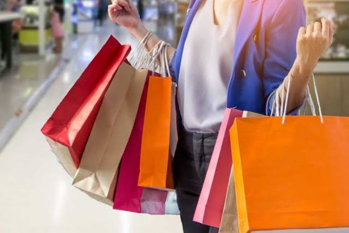 Um terço dos brasileiros que fará compras no Natal possui contas em atraso, diz CNDL