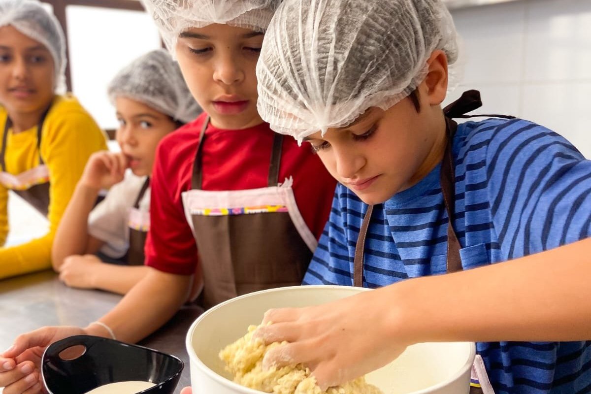 Confeitaria da capital baiana ensina crianças a arte da gastronomia! 